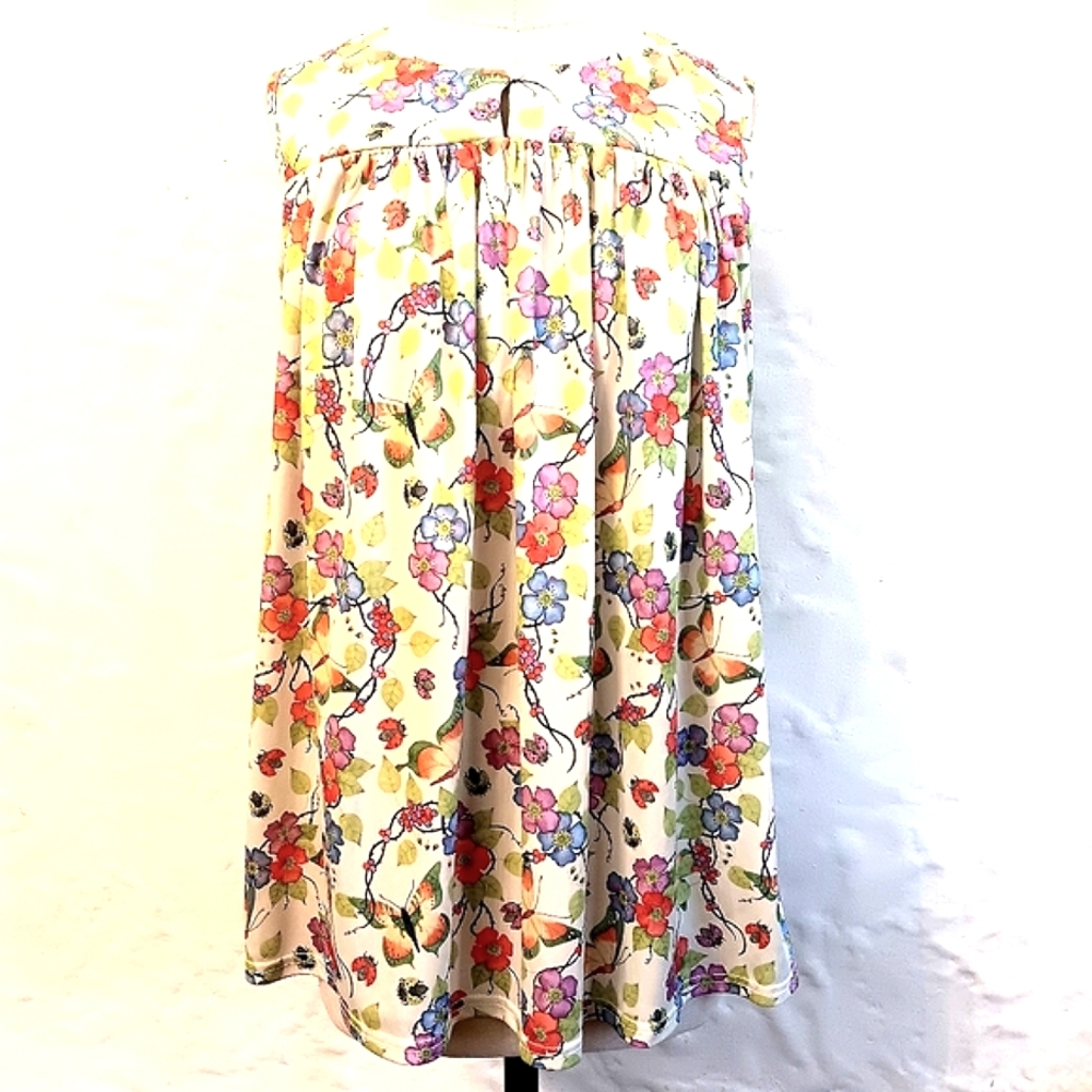 Vintage bugs & butterflies polyester sleeveless slip on top. Large. CW Casuals
